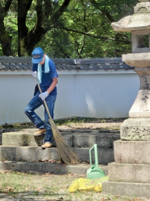 987-よど神社美化　芦田さん.JPG